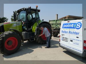 Firma Reifen-Richter bei der Traktor Beratung vor Ort